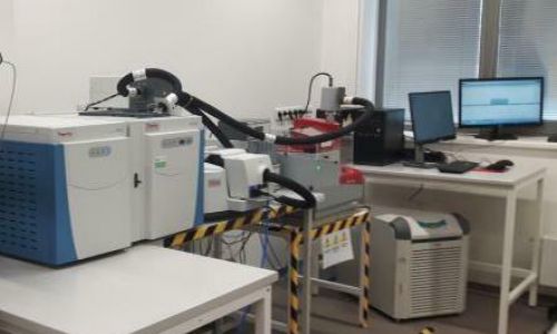 Simultánní DSC, DTA-TGA s FTIR a GC-MS